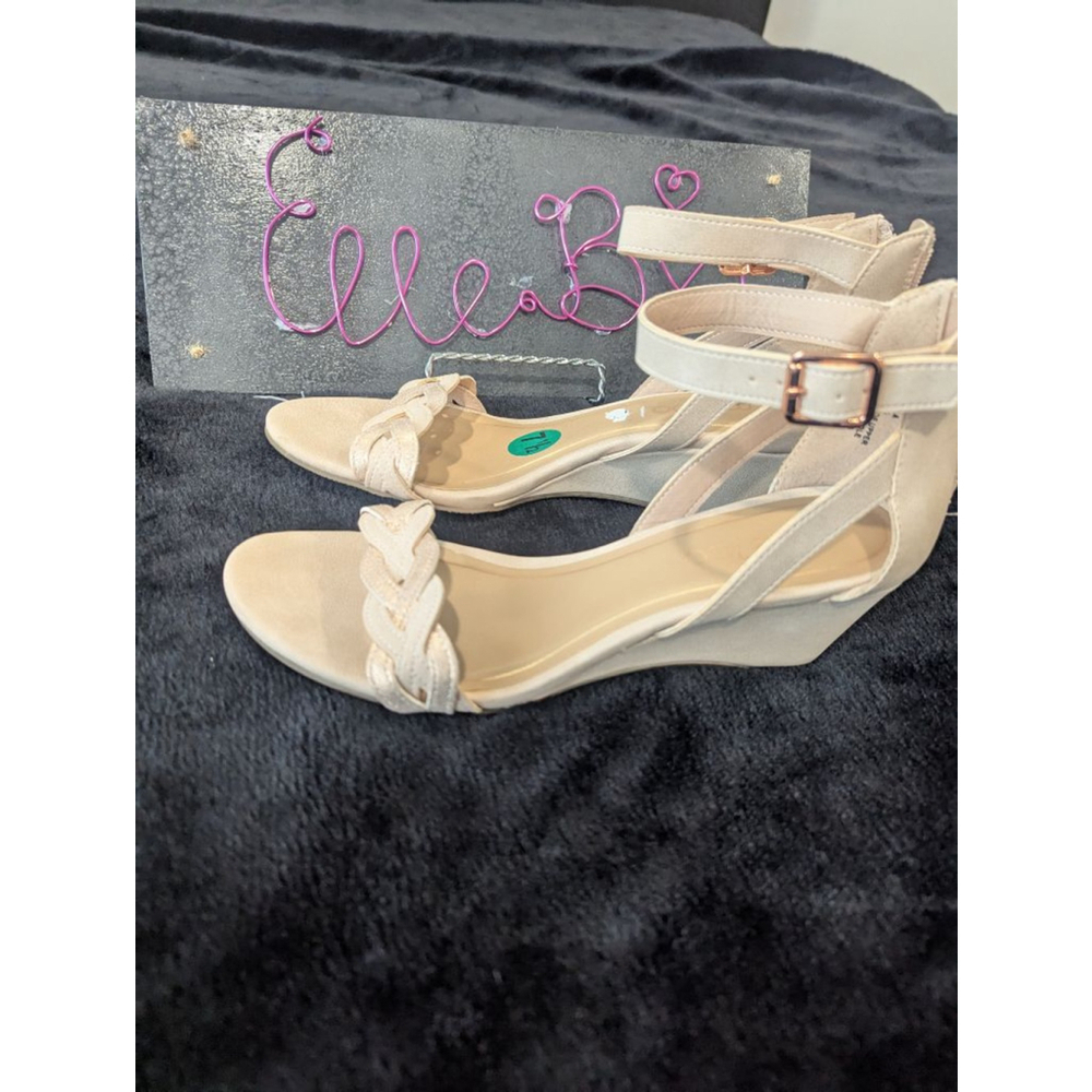 EUC Me Too Neutral Color Wedge Shoes 7.5